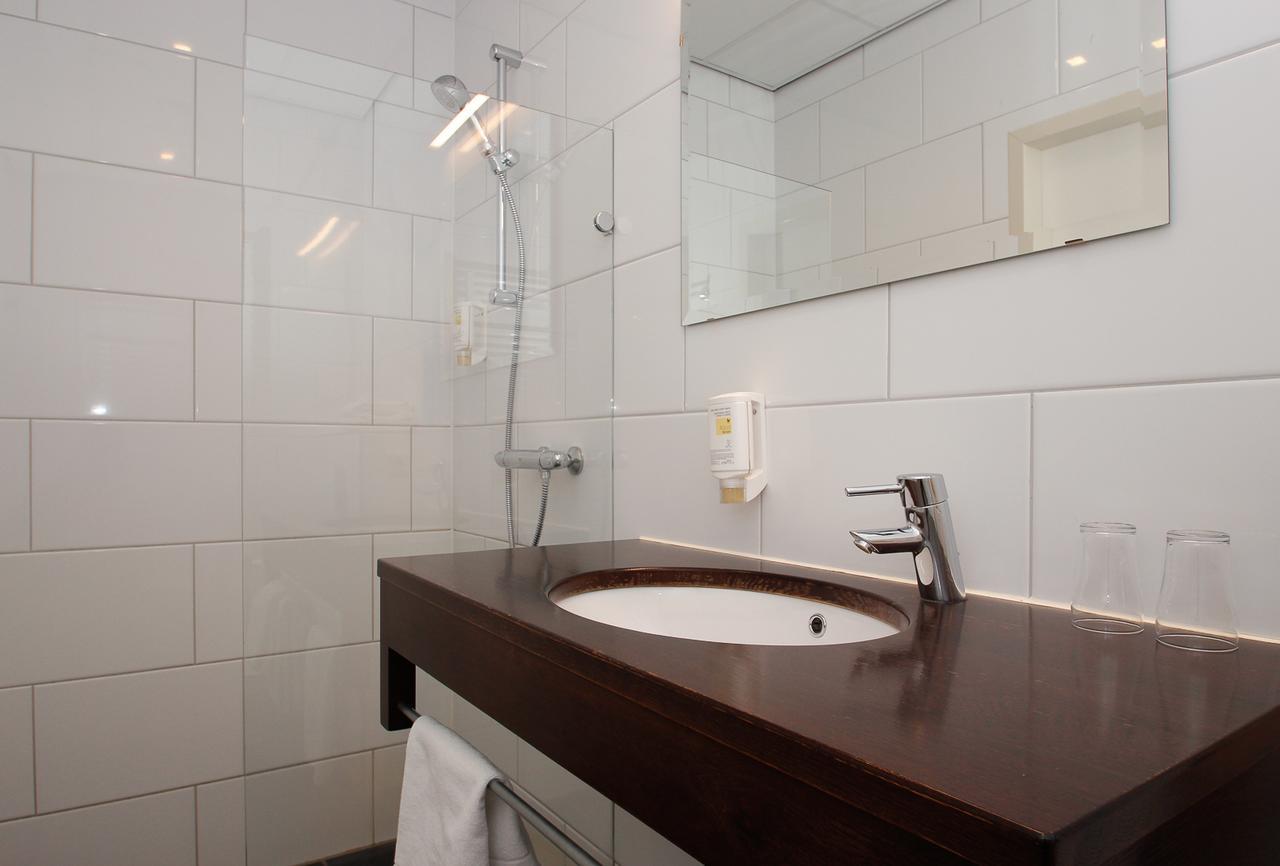 Hotel Aan De Singel Delfzijl Bagian luar foto